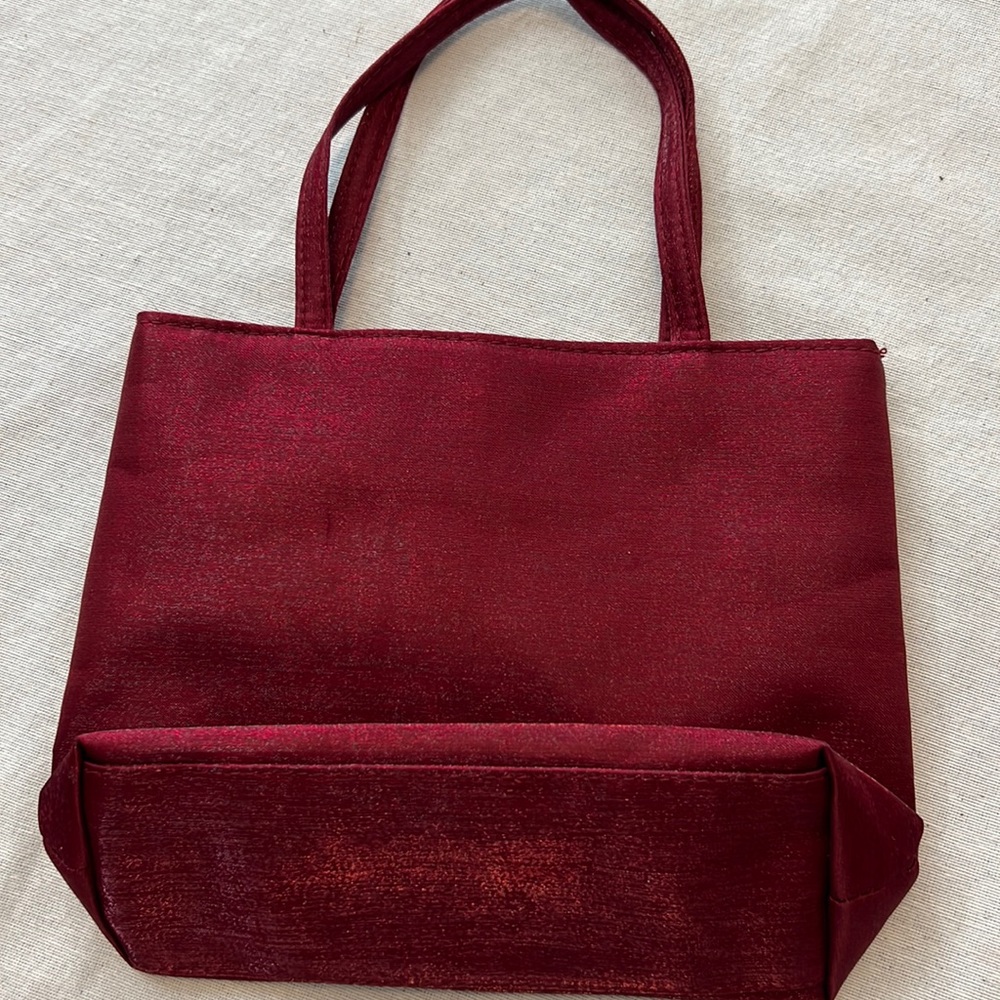 ⭐️ Yves Rocher red maroon subtle glitter evening bag sachet w/ magnetic snap